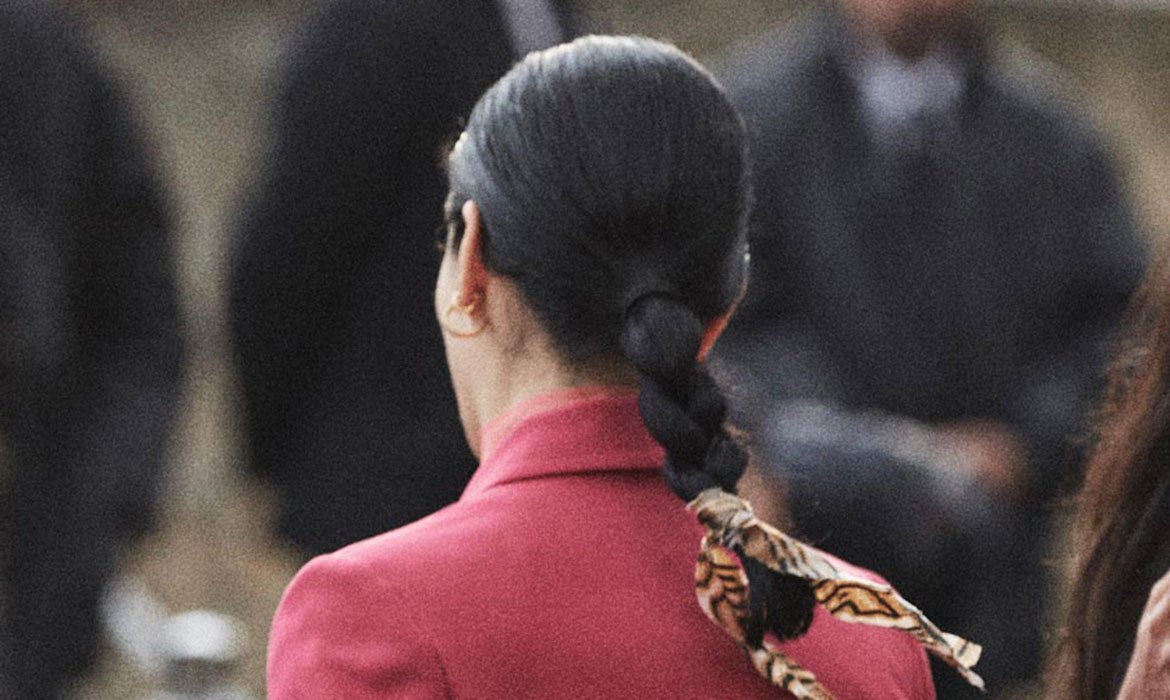La coleta con trenza es otro peinado para pelo sucio perfecto porque recoge todo el pelo disimulando cualquier efecto indeseado. Sublímala con una gota del Aceite Extraordinario de L’Oréal Paris en las puntas y el acabado será de libro.